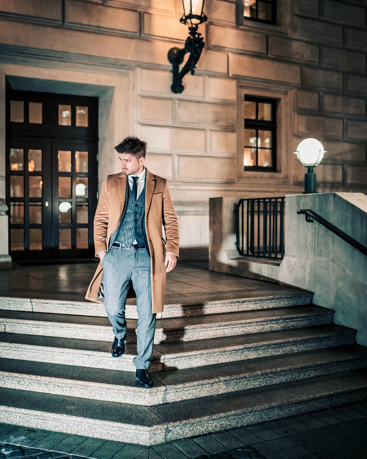 Wintermantel Herren: 12 Designer-Mäntel, mit denen du teuer aussiehst (Winter 2026) 3 Styleberatung und Fotoshooting: Mann im Mantel auf einer Treppe bei Nacht