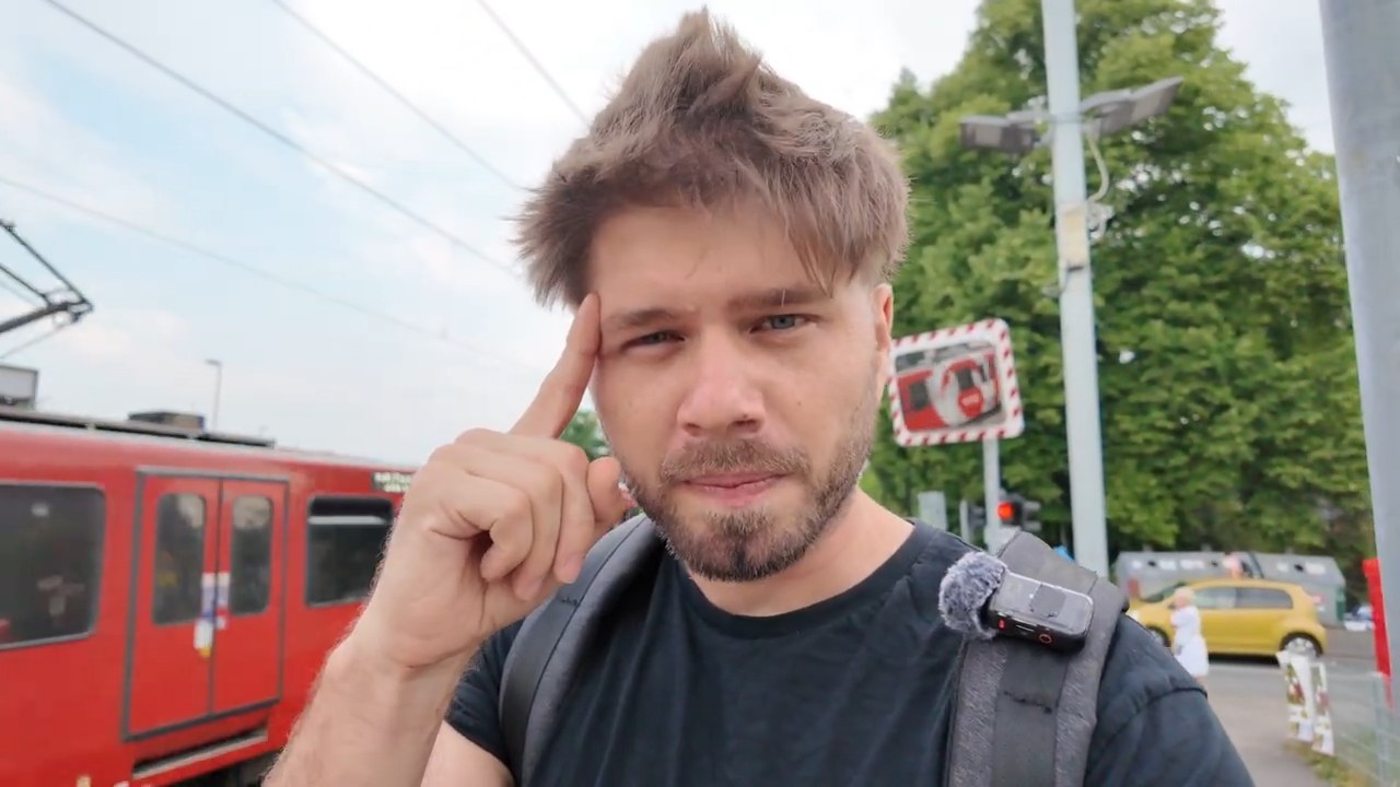 Dating Apps: Warum du auf Tinder, Bumble & Hinge nicht erfolgreich wirst 1 Dating-Coach Marko Mitrovic erklärt mit dem Smartphone in der Hand, warum Fokus auf eine Dating App besser ist