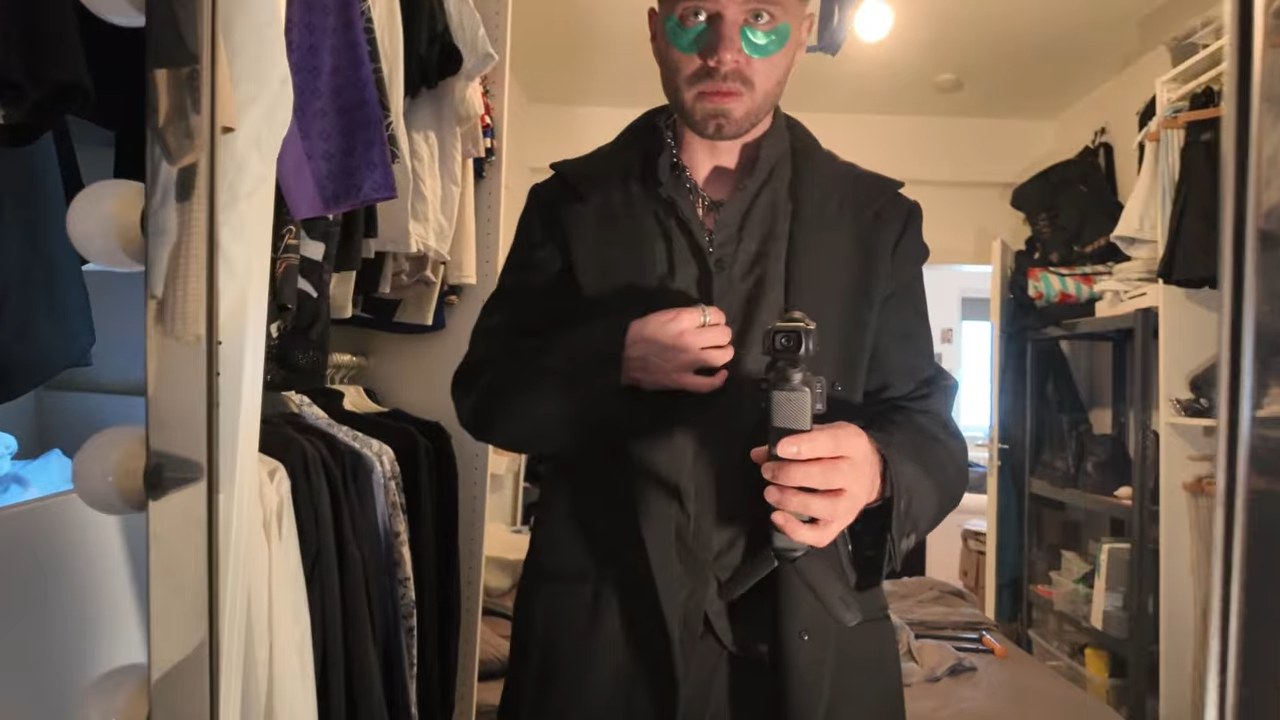 Fotoshooting in Köln: Yohji-Yamamoto-Outfit, Kranhäuser und ein Tag im Vlog 1 Marko Mitrovic zeigt sein Outfit mit Yohji-Yamamoto-Sakko und Mantel von Isabel Benenato