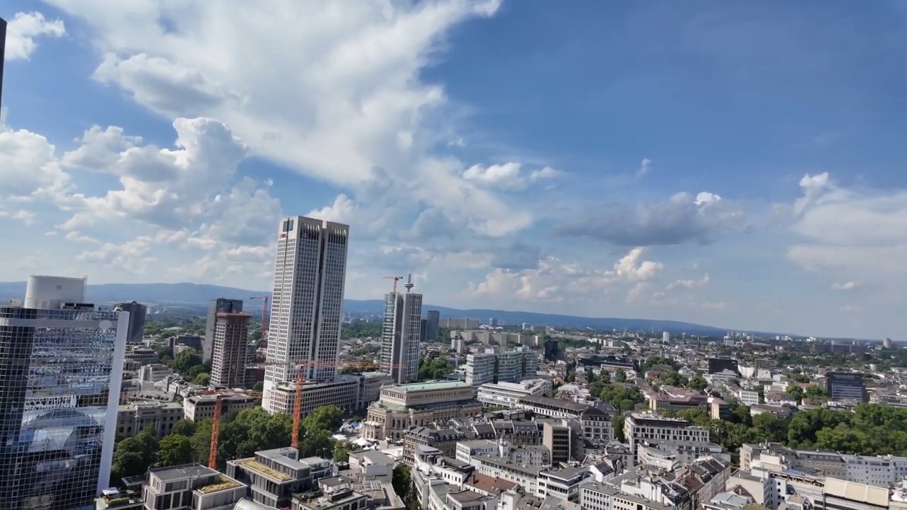 Daygame Tipps: Frauen auf der Straße ansprechen – aus 25 Jahren Erfahrung 3 Blick auf die Frankfurter Skyline aus dem Dating-Vlog von Flirt Empire
