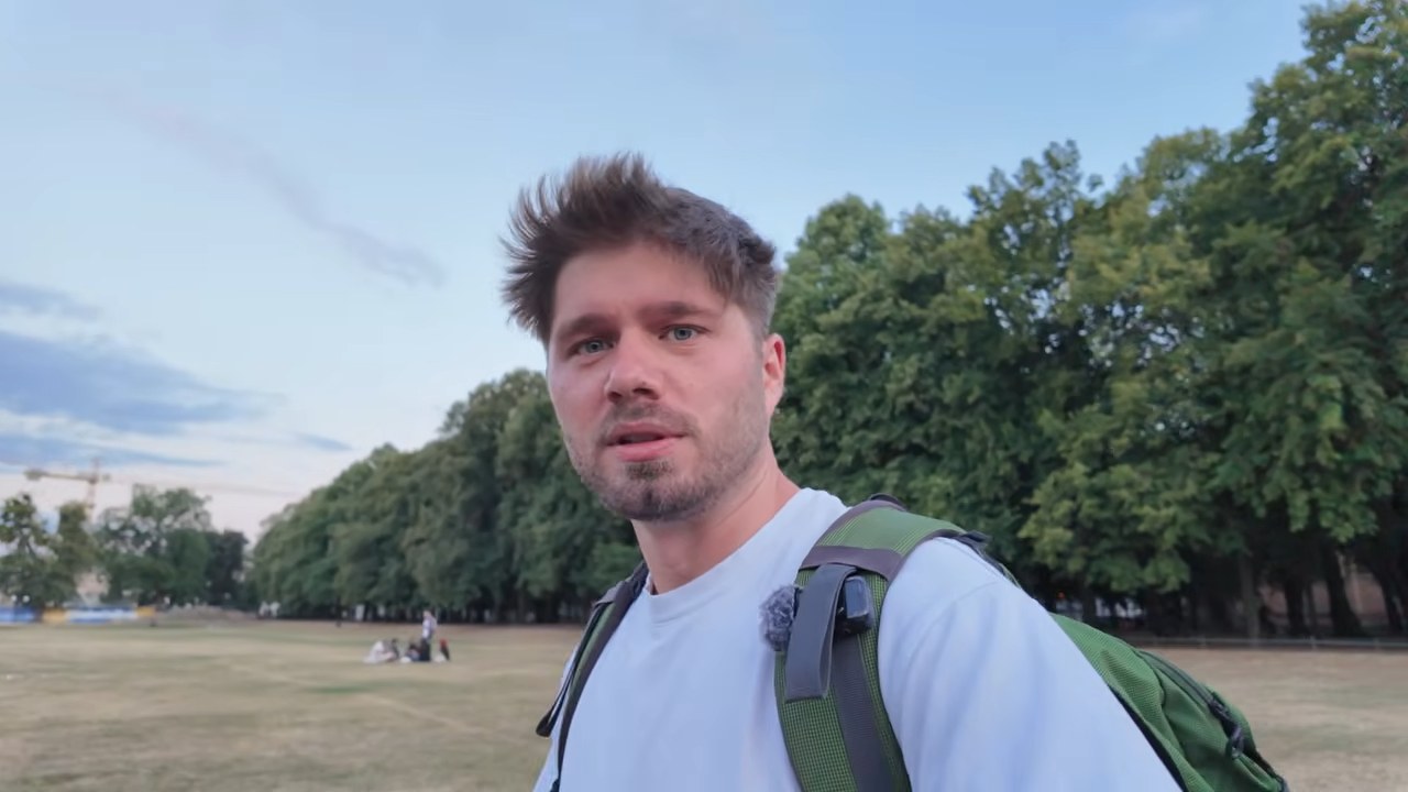 Komfortzone verlassen: So wächst du durchs Frauen ansprechen über dich hinaus 2 Marko Mitrovic im Park erklärt, wie Frauen ansprechen ein normaler Teil des Alltags wird