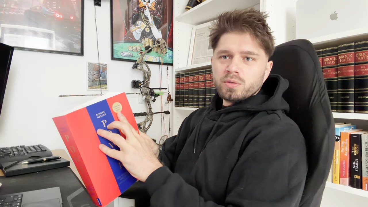 Mein größter Bulk-Fehler: Von 11 auf 17 % Körperfett – und wie ich jetzt diäte 1 Marko Mitrovic mit dem Buch Power von Robert Greene am Schreibtisch