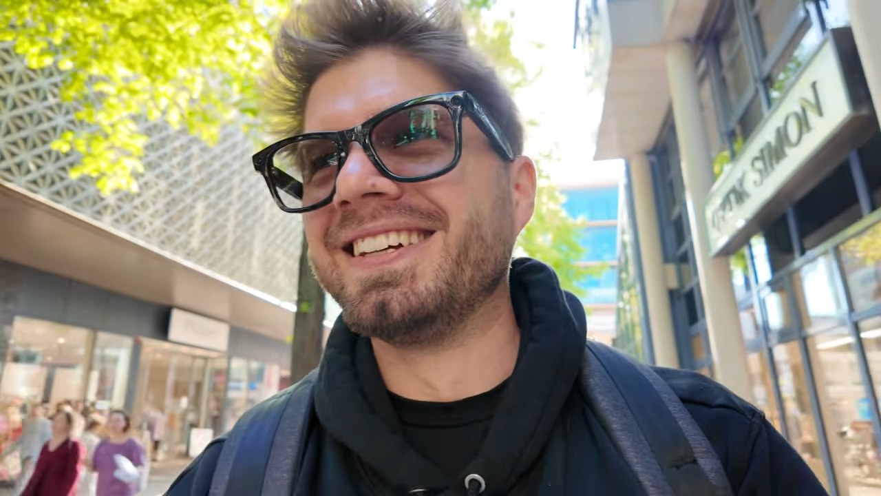 Wie gut musst du aussehen, um Frauen anzusprechen? 2 Marko Polo lächelt mit Sonnenbrille in der Fußgängerzone