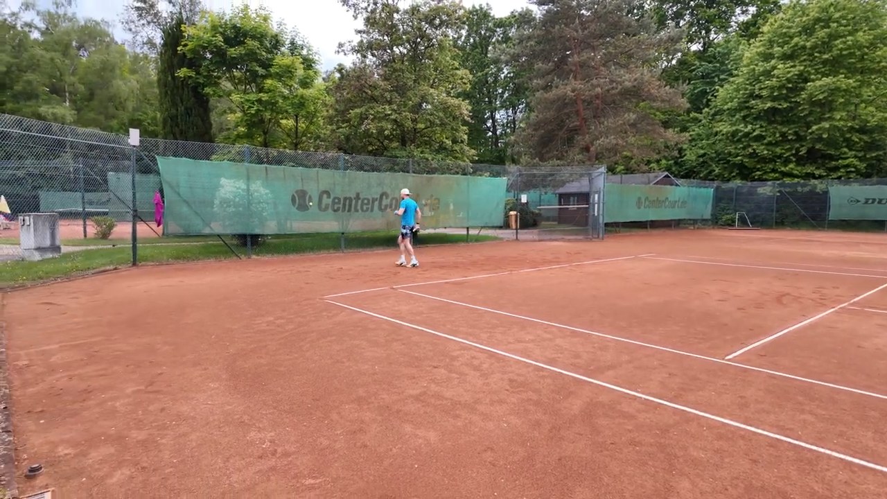 Erstes Tennis-Match seit Jahren: Warum Nerven behalten auch beim Dating gewinnt 1 Ballwechsel im Einzel auf dem Sandplatz beim ersten offiziellen Tennis-Match von Marko Mitrovic