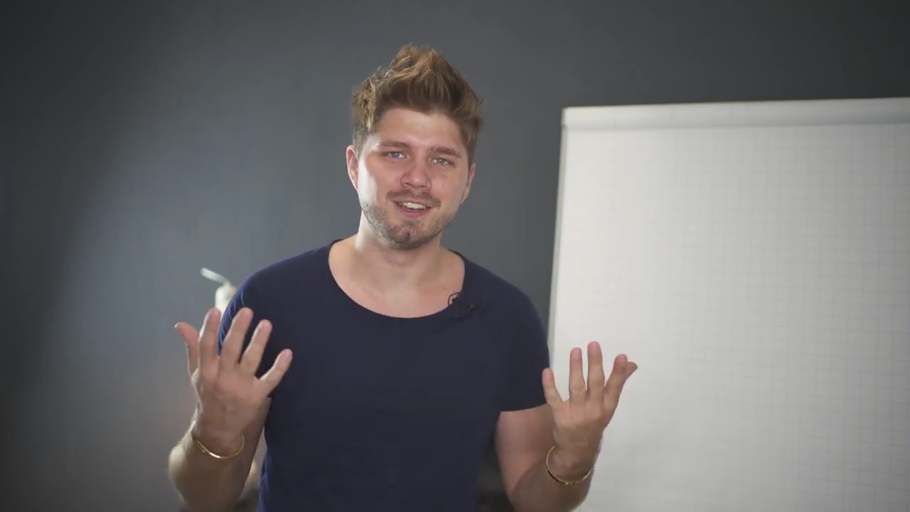 Gesprächsleitfaden beim Frauen ansprechen: Routinen oder Freestyle? 1 Marko Mitrovic erklärt am Whiteboard das Baustein-Prinzip für einen Gesprächsleitfaden beim Frauen ansprechen