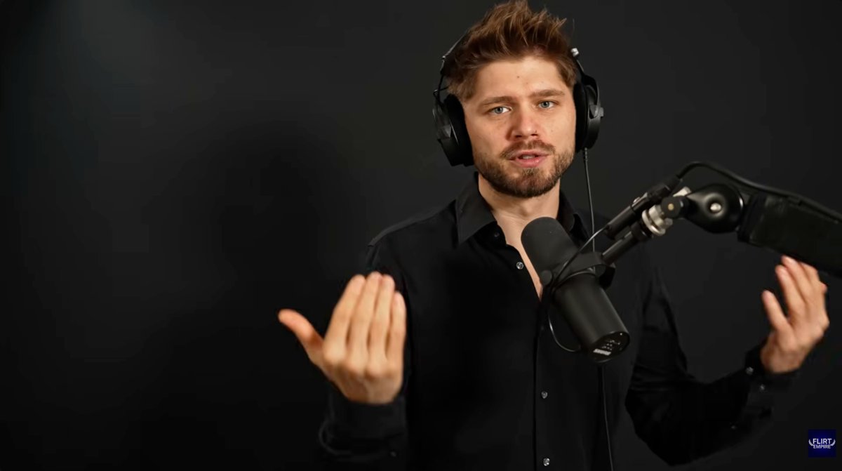 Dating Ängste überwinden: 10 Mindsets, die wirklich helfen 1 Marko Mitrovic im Studio erklärt Mindsets gegen Dating Ängste