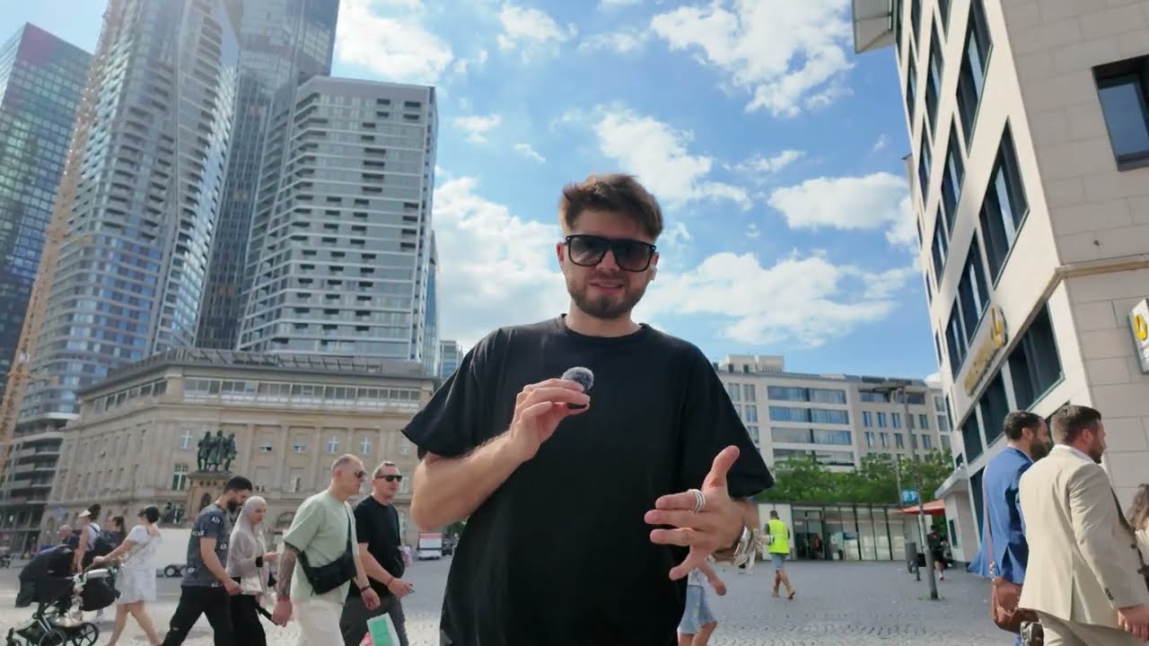 Schnelle Anziehung beim Kennenlernen: 5 Prinzipien aus der Praxis 2 Gut gekleideter Mann im Gespräch mit einer Frau, Ausstrahlung als Mann