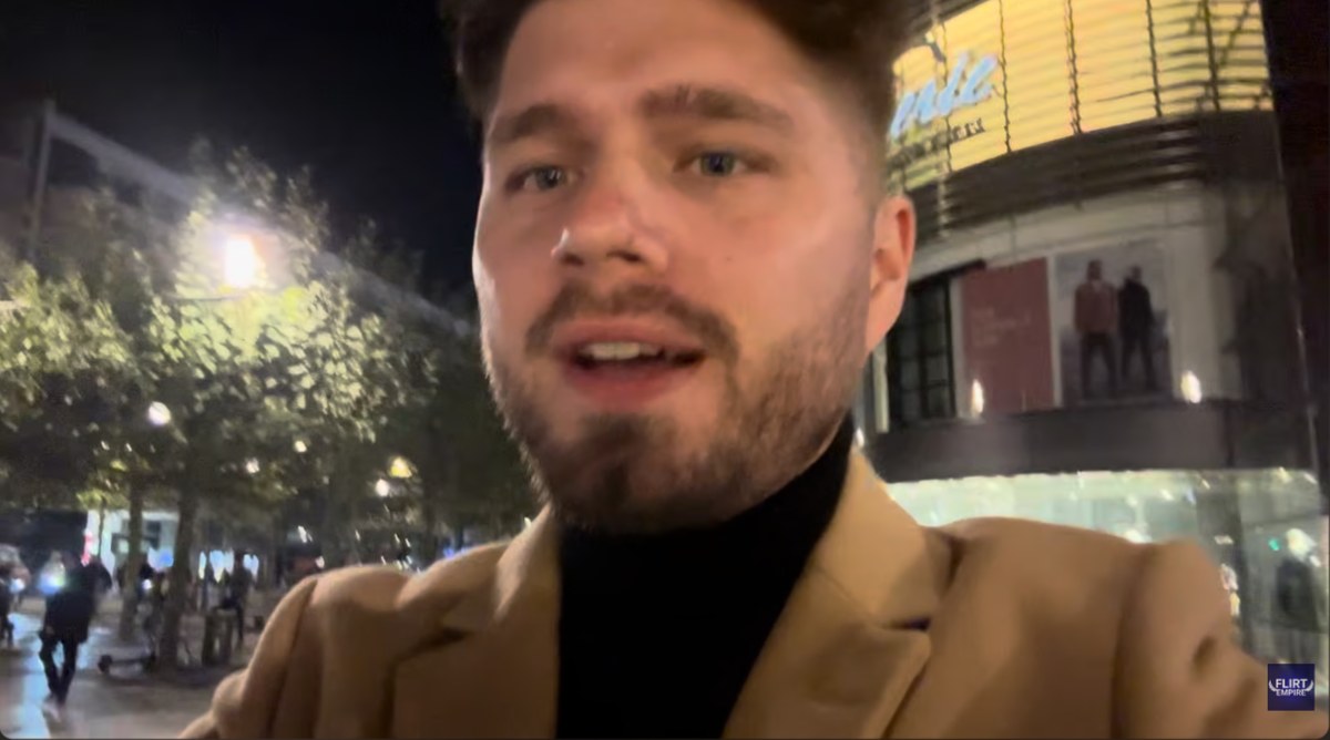Warum du bei Frauen stagnierst und was du dagegen tun kannst 1 Marko Mitrovic spricht abends in der Frankfurter Innenstadt über Stagnation beim Pickup