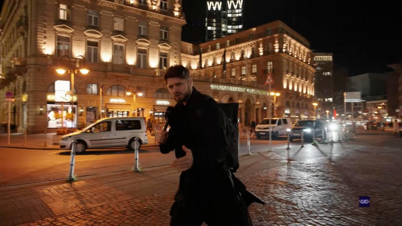 Wie viel Geld sollte ein Mann haben? Das sagen Frauen in Frankfurt 1 Marko Mitrovic bei der Straßenumfrage in Frankfurt zur Frage, wie viel Geld ein Mann haben sollte