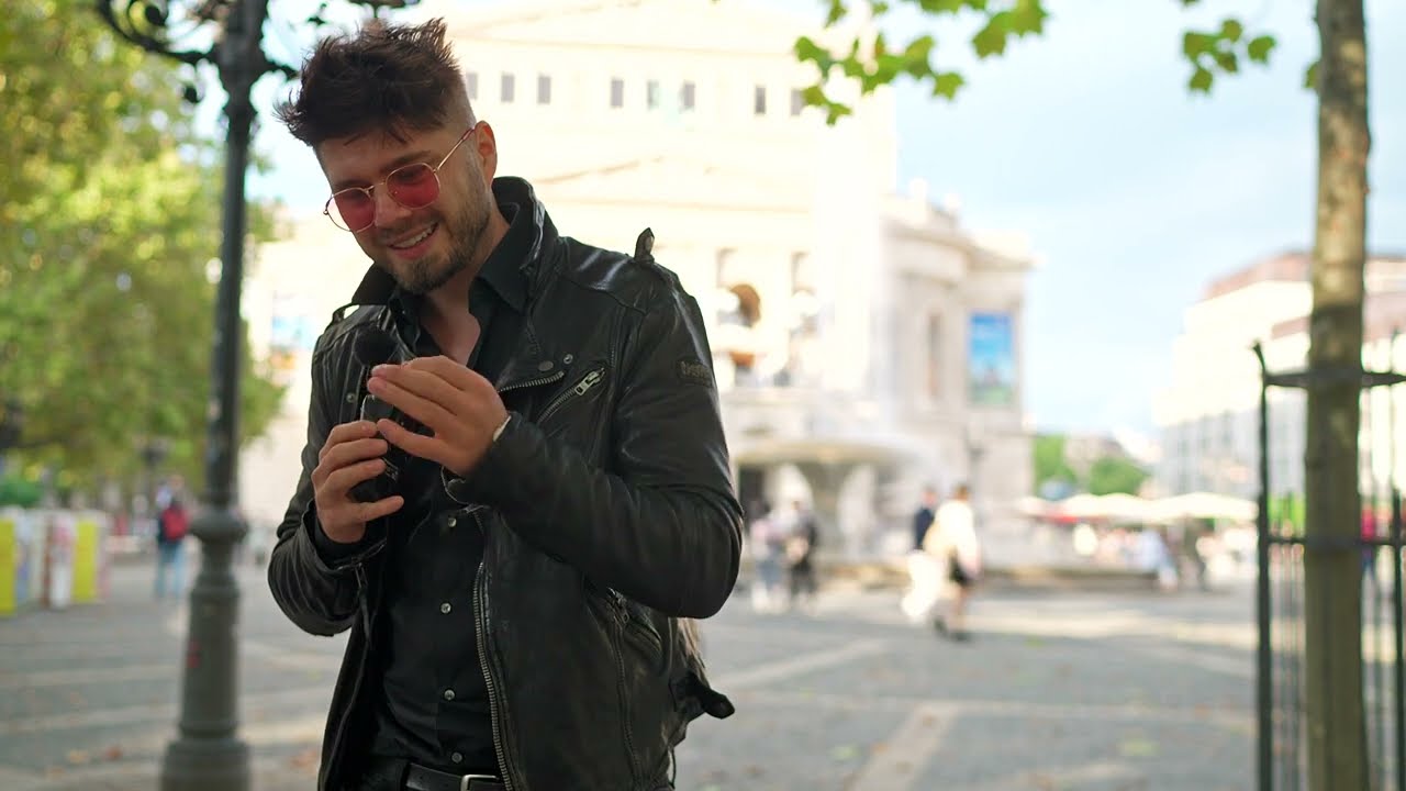 Tinder Bilder für Männer: Kamera, Location und Outfit richtig wählen 1 Tinder Bilder Mann: Marko vor der Alten Oper in Frankfurt zeigt geeignete Foto-Spots