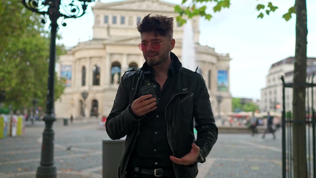 Tinder Bilder für Männer: Kamera, Location und Outfit richtig wählen 2 Tinder Outfit für Männer: helle Jeans, weißes Shirt und weiße Sneaker als Basis-Look