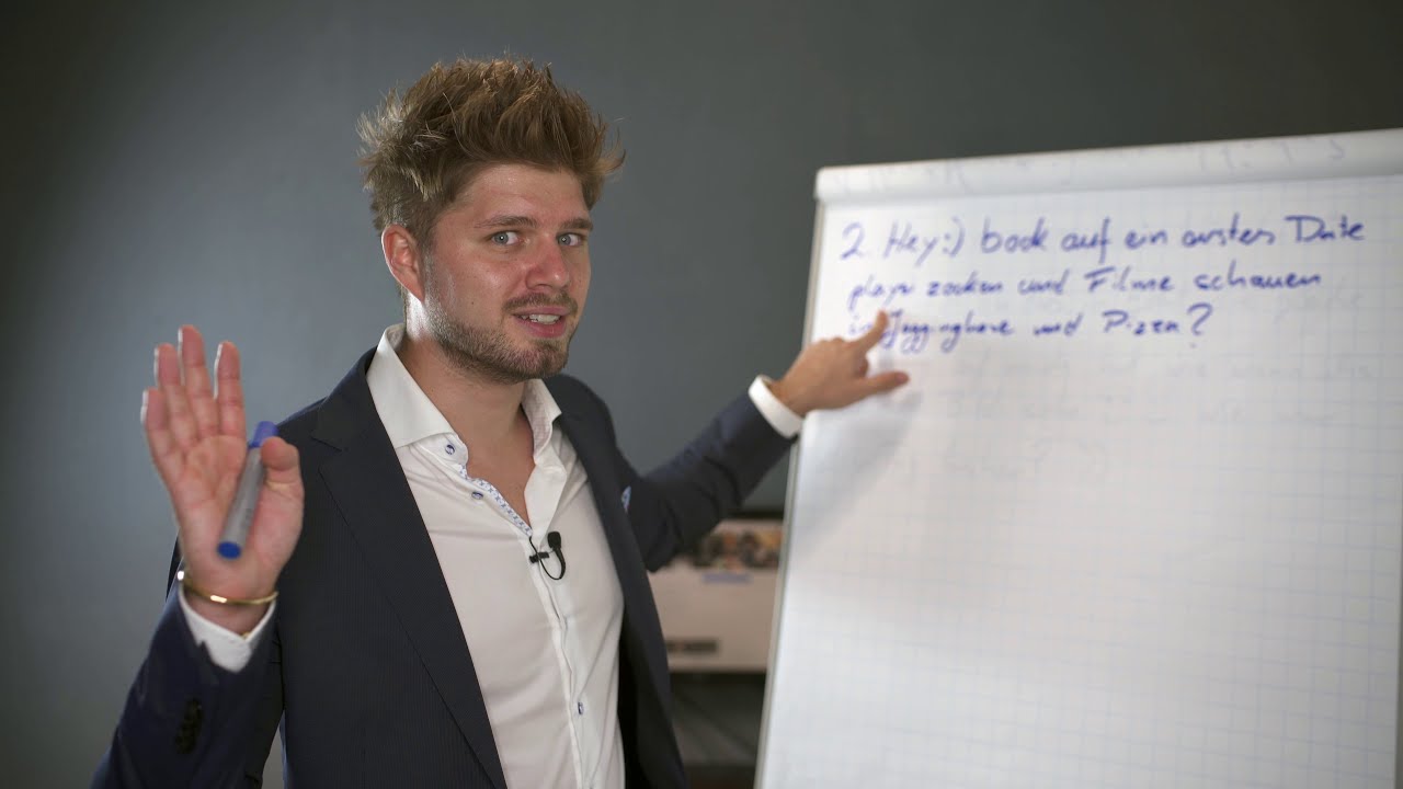 Tinder und Lovoo anschreiben: 3 Vorlagen für die erste Nachricht 1 Marko Mitrovic zeigt Vorlagen zum Tinder anschreiben am Flipchart