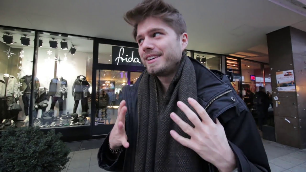 Winterjacke Herren: Styleguide für Schnitt, Länge und Material 2 Marko Mitrovic vergleicht Herren Winterjacken mit Fellkapuze im Laden